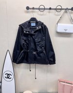 prada2025新款腰带连帽夹克冲锋衣外套 定制Yb进口冲锋尼龙材质 挺括有型 质感上乘 连帽抽绳宽松冲锋衣版型 隐形衣襟设计细节体现质感 胸前对称翻盖口袋搭