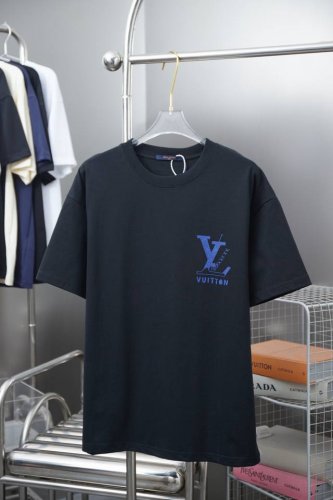 LV 25Ss早春新款 Lv字母印花烫钻短袖 轻奢主义 男女日常通勤穿搭必备单品 正确版本 欢迎对比 详细特征 320克 % 纯棉双纱汗布面料 同缸定染特种加粗