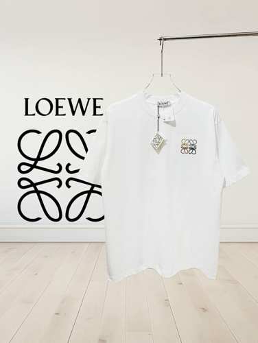 高品质 罗意威L0Ewe最新款 胸前Logo用不同色刺绣后幅敢于设计大图案的Logo刺绣圆领短袖T恤上身效果 面料280G厚克重双纱棉 定制定染 螺纹领口不易变