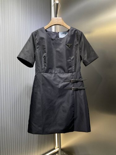 prada 顶级复刻 上新短袖连衣裙！经典半拉链开襟设计，细节感在线！胸前定制品牌三角标Logo，H版型各种身材都可以驾驭！高品质大货 Size：Sml