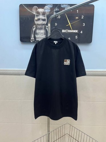 款号107 罗意威工艺拼色刺绣圆领短袖 采用300克纯棉双纱面料 上身舒适柔软 胸前采用工艺拼色刺绣字母图腾Logo标识 官方同步 1:1原版开模 时尚个性 百