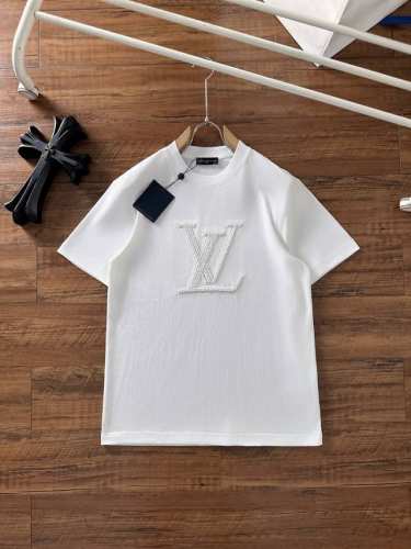 lv 2025夏装新款男女同款短袖T恤，！定制专属纯棉面料，定制原版工艺螺纹，胸前重工字母Logo工艺设计！简约大方，从容百搭，档次极高，完美融入时尚还有风情感