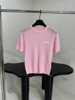 新品羊绒羊毛镂空上衣 柔软羊绒羊毛面料 饰有品牌标识刺绣 微透镂空设计 修身弹力版型 单穿叠穿的经典单品 推荐入手 ：粉色 ： L