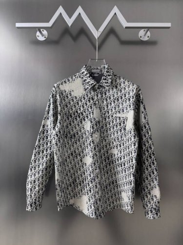 Dior23Ss老花款外套衬衫是男士衣橱里的一款经典单品，彰显时髦风格。采用灰色和金色调棉质混纺斜纹面料精心制作，通体饰以激光印花和植绒 Oblique 印花。