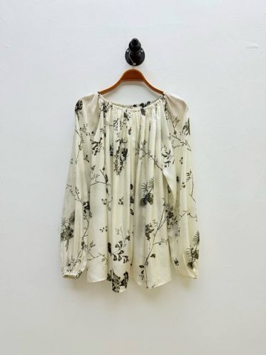 row 女士花卉印花真丝上衣 代工厂p出品 春夏系列 单品延续了品牌 克制美学 的设计核心 通过素绉缎的哑光基地与数码印花工艺 将传统花卉图案转化为现代艺术语言