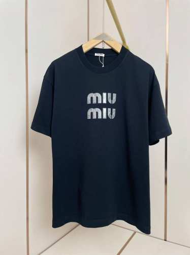 现货 Miumiu 2025新款字母圆领T恤 字母拉丝效果 高级感十足 十分耐看 双层螺纹领口 肩部通肩压条 280克纯棉面料舒适透气 黑白双色 男女同款 码数