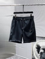 普拉达 prada 2025Ss夏季新款 休闲 短裤，高端版本！专柜定制面料 透气舒适度高，细节无可挑剔，品牌元素设计理念，体现高品质。手感细腻柔软！呈现休闲裁
