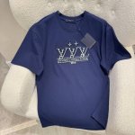 Louis Vuitton路易威登 1V 2025新款 1854钻字母棉质短袖 32支精棉平纹面料由精梳棉是经特殊工艺处理后制成其纤维更加细长且整齐 因此制成的