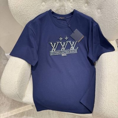 Louis Vuitton路易威登 1V 2025新款 1854钻字母棉质短袖 32支精棉平纹面料由精梳棉是经特殊工艺处理后制成其纤维更加细长且整齐 因此制成的