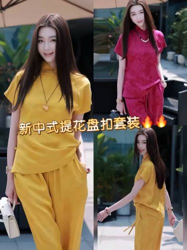无敌爆款 新中式国风复古提花盘扣立领上衣+松紧裤高级套装 上衣立领设计 盘扣增添古典韵味 短袖简约利落 下装是宽松长裤 整体剪裁得体 展现出优雅端庄气质 尽显东