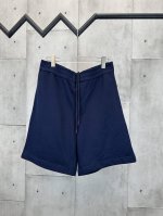 Burberry棉质战马贴布绣短裤 面料选择: 选用翻面绒棉质面料，贴身面经过拉绒处理，呈现细腻柔软的短绒毛层，如天鹅绒般顺滑，减少对皮肤的摩擦，提升穿着舒适度