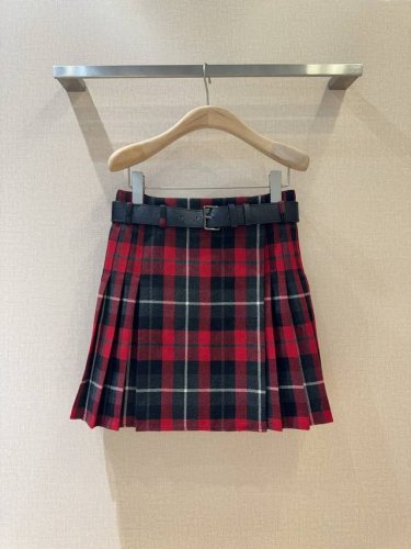 d家限定新品上线啦～ 新款格子含羊毛质地半裙，独家高版出品 金典细腻的格子撞色图案，一片试裹身半裙设计，内设有里料，细致柔软A字摆，并配有软皮可拆卸腰带 打造纤