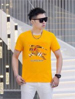 直 品牌 Burberry巴宝莉 胖子福音 原单男士休闲短袖T恤，2025春夏新品，定制胸前顶级Logo 工艺、搭配整件细节 品质及剪裁设计都堪称一流，定制进口