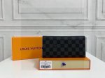 Lv 黑格长款折叠钱夹 由Monogram Eclipse 帆布裁制而成 这款钱夹毋庸置疑是绝对的经典，用十年都不会过时 时尚而实用，存放携带信用卡与现金的理想