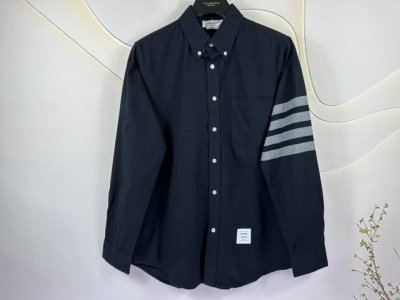 Thom Browne tb经典法兰绒色织四条杠磨毛衬衫 高支高密定制面料 法兰绒加厚磨毛 百分百纯棉 高档面料 全工序采用进口缝纫设备制作 针距细密 走线整齐