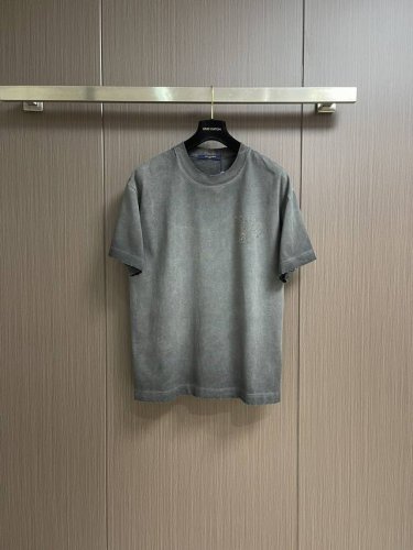 Lv 四叶草印花烫钻短袖T恤，面料采用32支精疏棉双纱面料，四叶草高温烫钻图案，整体走线平直细腻，面料舒适柔软，颜色一致无色差 能与同款搭配营造时尚造型，驾驭各