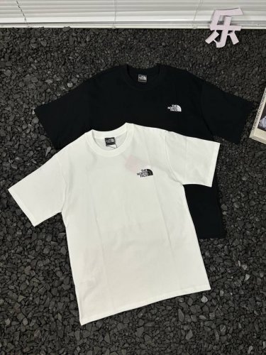 北面The North Face背后创意纹样印花Logo套头重磅圆领户外休闲透气短袖T恤 男女同款 谁说户外穿搭只能千篇一律？北面这款背后创意纹样印花T恤，以独