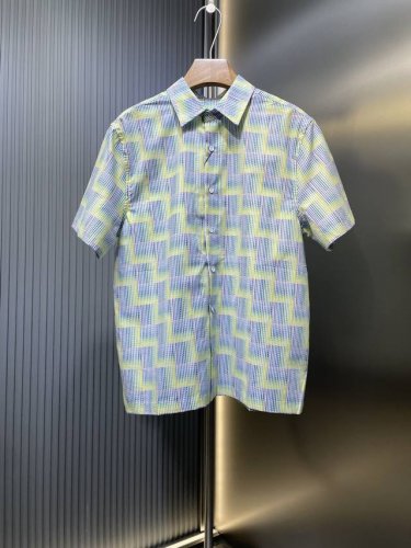 Lv 顶级复刻 2025Ss 春夏新款 翻领短袖衬衣 满身渐变效果路易威登标识 全幅 Lv Stairs 印花 后部融Marque L.Vuitton Dépo