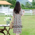 lacoste 法国鳄鱼V领垂柳珠子装饰印花收腰连衣裙，材质为真丝乔其 。真丝乔其是一种丝绸缎面面料，以桑蚕丝为原料，采用平纹组织织造。它质地轻薄、透明，手感柔