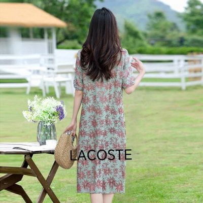 lacoste 法国鳄鱼V领垂柳珠子装饰印花收腰连衣裙，材质为真丝乔其 。真丝乔其是一种丝绸缎面面料，以桑蚕丝为原料，采用平纹组织织造。它质地轻薄、透明，手感柔