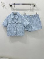 Fend* 25新款牛仔提花套装 短袖外套短裤的组合 定制Yb提花牛仔材质 质感高级 品相十足 通体双F提花满铺 格调立显 翻领口袋短袖版型 正肩设计贴合人体
