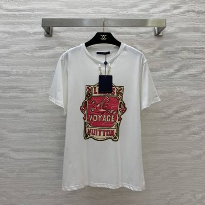 款号D25042472 Louis*驴家Lv新款 金色链条装饰字母Logo图案印花宽松时尚Pt恤P！白色， M码：肩宽45，胸围104，袖长20，衣长69