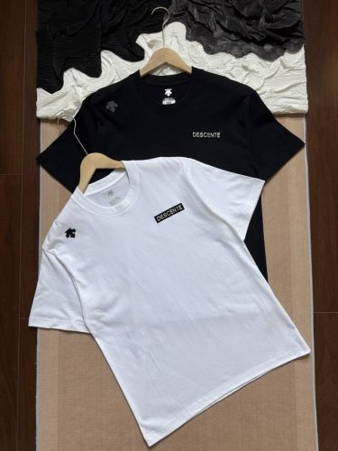 descente 迪桑特 立体字母Logo标识 圆领休闲短袖T恤 男女同款 -面料采用260G纯棉面料，达到透而不露的黄金平衡点，完美规避透视尴尬，成衣尺寸稳定