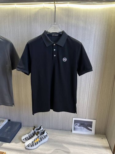 Versace范思哲 2025春夏新款polo衫商务休闲翻领短袖T恤，精致合体的剪裁版型衬托出了极简主义的设计风格，把优雅风展露的一览无余！高克重260G纯棉珠