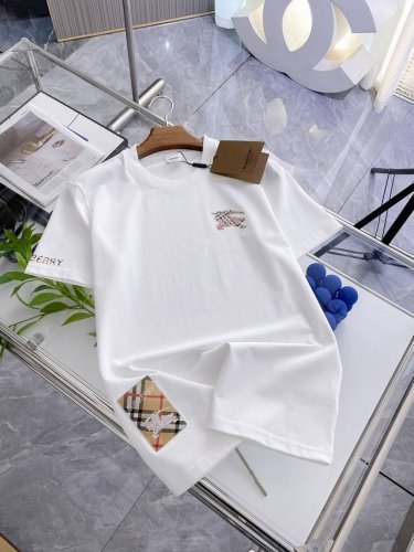 巴宝莉 夏季新品，时尚单品设计，更加时尚舒适，高标准定制，上身非常有型，客供辅料，客供进口高档面料质感非常细腻，细节工艺精湛考究，塑造性极高的一款单品，任何时装