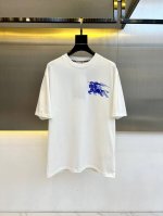 Bur巴宝莉、2025春夏男士新款经典Logo圆领短袖T恤。进口纯棉面料，面料手感丝滑柔软，透气亲肤性极佳，着身无比的舒适，整体质感相当之高！衣身胸前标志性战马