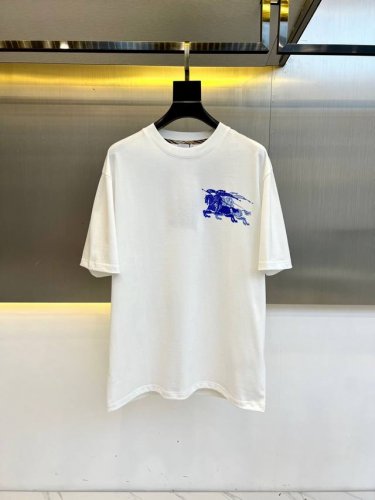 Bur巴宝莉、2025春夏男士新款经典Logo圆领短袖T恤。进口纯棉面料，面料手感丝滑柔软，透气亲肤性极佳，着身无比的舒适，整体质感相当之高！衣身胸前标志性战马
