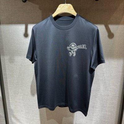 p200 上新，Mc蒙口印花细节全棉短袖T恤。订织全棉面料质感好，面料舒适亲肤。颜色:黑，白色。尺码:S-M-L-Xl-Xxl。
