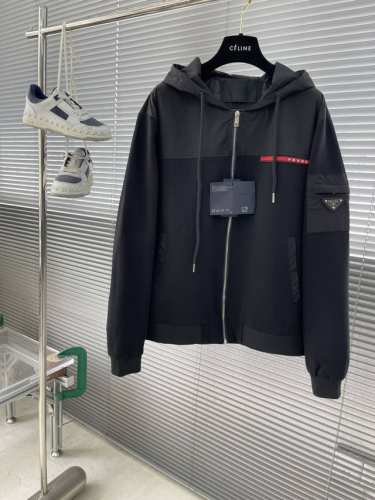 prad 25Ss新品男士连帽风衣夹克，品相完美，每一季的王牌级爆款担当，俨然属于经典招牌教科书般存在！极具p家美学基调的一款夹克外套，以面料和品质为主导，延续