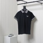 Fendi 芬迪 双F领口胸前刺绣字母短袖polo衫 采用100%棉双面珠地面料，拆解纱线分析，订织蜂窝四角网眼胚布，衣领为双系统提花定织扁机制成，有弹性，不变