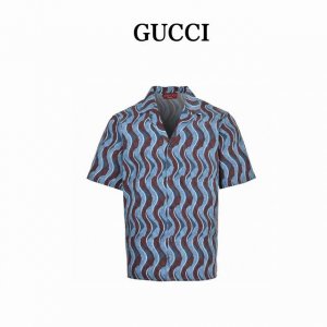 gucci 古驰 25Ss 满印暗纹蛇形短袖衬衫 2025 Gucci早春新款棉质格子布衬衫T恤，该形象搭配蛇型Gg图案，作为通体印花的一部分缀满衣身。 Siz