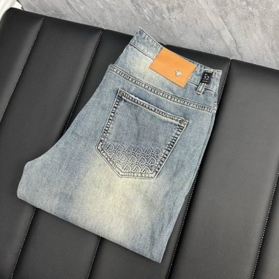dr 2025春夏最新推出男士牛仔裤新品 重工水洗牛仔面料 定制面料和一般牛仔布料比起来 更加柔软舒适 超重工洗水工艺 双工艺洗水 整条裤子 手感舒适 细腻程度