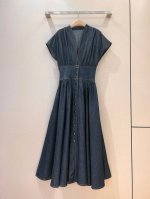 D家新品 灰蓝色水洗面牛仔砍袖连衣裙！金典深V领收腰宽腰线设计，采用轻盈的棉质牛仔布精心制作、下摆喇叭剪裁、饰有专属金属纽扣和胸前V领处暗扣等细节，提升格调且腰