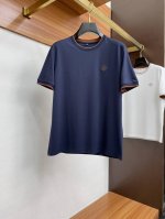 L p2560Ss春夏新品，采用丝光棉面料，布料经过洗水处理，手感更柔软，堪称完美，质感非常强，顶级经典图案点缀标志性品牌标识，彰显品牌格调，质感柔软，简约而富