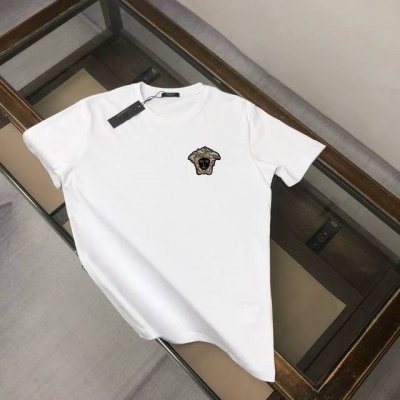 Aversace 范思哲 春夏最新款圆领短袖情侣款T恤～～定制纯棉面料，极为亲肤舒适， 摸上去手感非常的柔软，质感很好，做工细致。完美体现立体感 符合品牌一贯的
