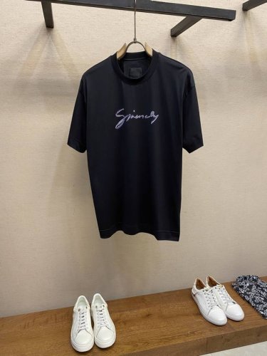 Givenchy，字母印花短袖T恤，男女同款 同步官网发售！从高定走向高街的Gv，俘获大量年轻人的心，经典、时髦、高贵，一直是Gv的风格所在，从这款短袖中也能感