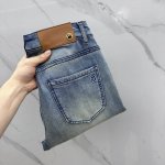Fendi 芬迪 高端定制、2025早春最新款牛仔裤 柜台同步发售 原版定制复刻 客供五金辅料 原单品质 进口牛仔面料高弹力 重工洗水 做工走线精细 上身绝佳！