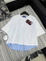 爆款现货 原单品质 Gucc*｜2025新品拼接刺绣 定制Yb全棉材质 透气舒适 质感十足 满满的设计感 后背排扣短袖T恤裁剪 凸显品牌格调 采用克重纯棉制成
