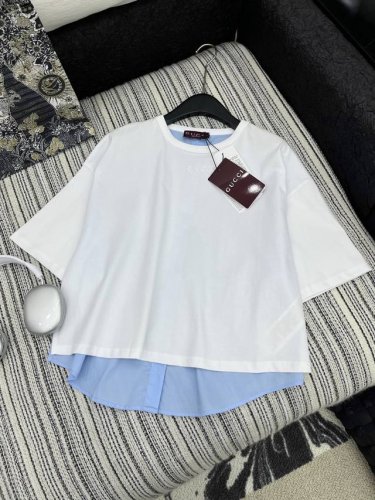 爆款现货 原单品质 Gucc*｜2025新品拼接刺绣 定制Yb全棉材质 透气舒适 质感十足 满满的设计感 后背排扣短袖T恤裁剪 凸显品牌格调 采用克重纯棉制成