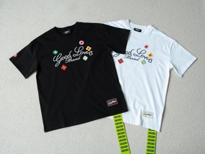 原厂品质 Good Brand 刺绣标语字母 彩色小花 短袖T恤 男女同款 颜色：黑色 白色 尺码： 1 2 3 4 尺码表 1码 衣长70肩宽52胸围114