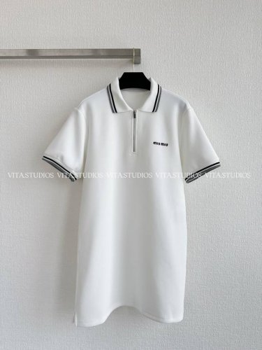 新品发布 学院风翻领直筒连衣裙 采用粘合珠地布和科技针织面料，珠地布透气性佳，独特蜂巢结构利于排汗，保持肌肤干爽；科技针织面料赋予柔软触感与弹性，穿着舒适无束缚