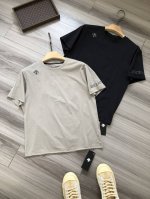 d家 手臂字母Logo胶印 男女款运动户外吸湿透气速干圆领短袖T恤. 颜色：卡其黑色. 材质：仿生云感织造透气速干面料. 尺码： M L Xl 2Xl. 工艺：