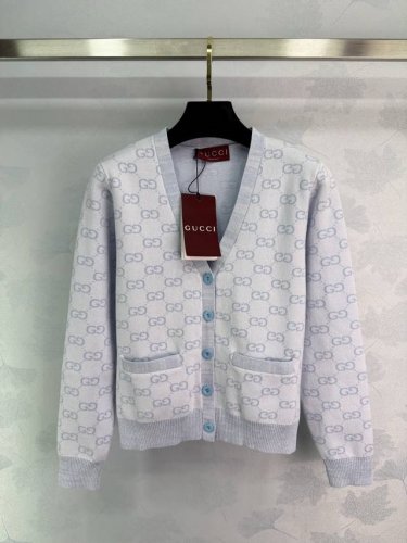 Gucc*2025新品上架 提花针织V领开衫 定制Yb全棉纱线织造 质感高级舒适 蓝黄两色可选 通体装点标志性双G字母徽标图案 彰显品牌个性 凸显穿搭高级感 包