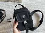 配盒 Size：13*18Cm Prad 迷你相机包 超级喜欢它简单有质感的设计 很能装而且方便 哈哈真香 材料：进口尼龙布料 耐磨耐用又