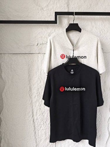 lulu经典Logo字母短袖 双色情绪扳机 秒切多巴胺战场 全棉抑菌科技面料 手感顺滑 上身柔软舒适 袖口下摆压胶工艺 当运动基因突破布料封印 你的每一寸印花