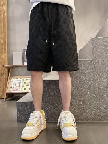 新品 。 Lv 男士精品休闲裤顶级面料休闲短裤 最新款上身版型无敌正绝对可以闭眼收的一款此款裤子非常百搭，弹力腰围,日常上班户外运动都可以穿着，是时尚休闲与户外